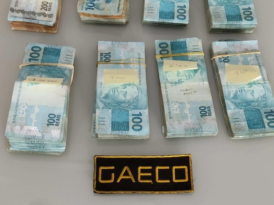 Operação do GAECO em Ivinhema resulta em apreensão de dinheiro e armas