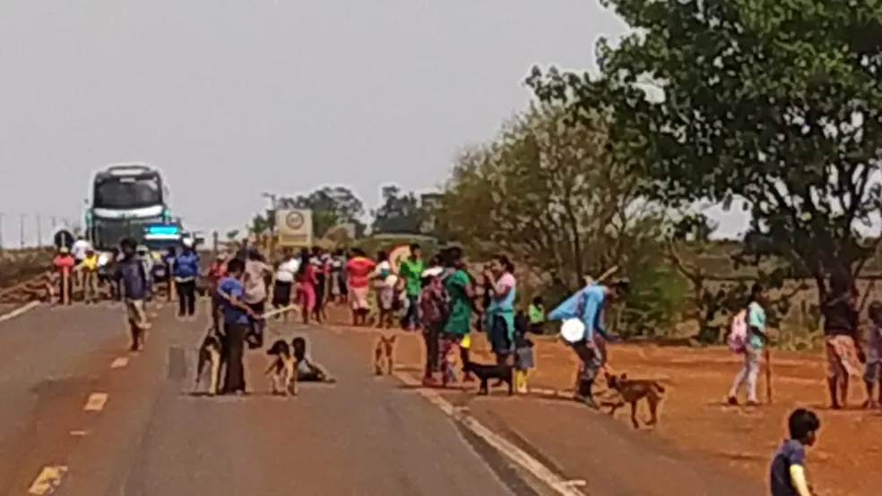 Indígenas Bloqueiam Rodovia Itaporã-Dourados em Protesto Contra Falta de Água Indígenas Bloqueiam Rodovia Itaporã-Dourados em Protesto Contra Falta de Água