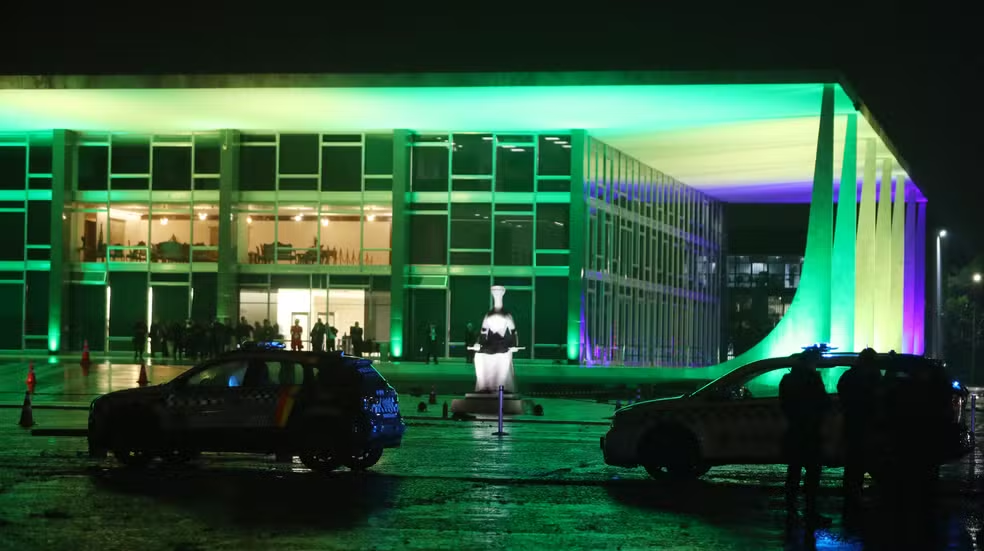 Após explosões na praça dos Três Poderes, ministros do STF mandam recado ao Congresso de que ‘não haverá discussão sobre anistia’