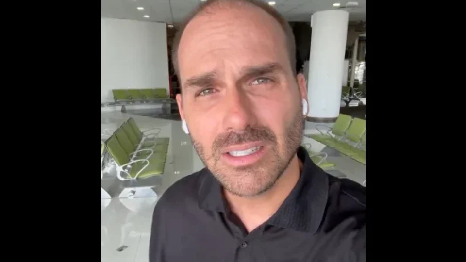 Eduardo Bolsonaro reage a intimação da PF e ameaça delegado
