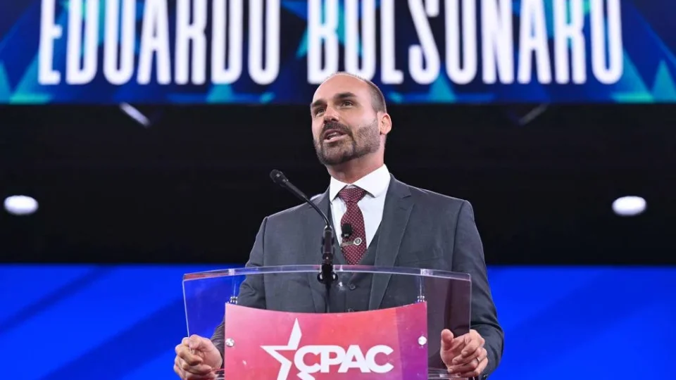Eduardo Bolsonaro ataca Moraes nos EUA, admite prisão do pai e pede orações Eduardo Bolsonaro ataca Moraes nos EUA, admite prisão do pai e pede orações