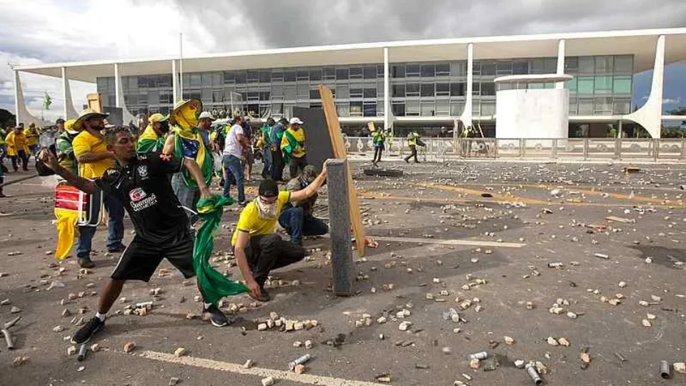 Áudios inéditos revelam ligação de oficiais das Forças Armadas com o 8 de Janeiro Áudios inéditos revelam ligação de oficiais das Forças Armadas com o 8 de Janeiro