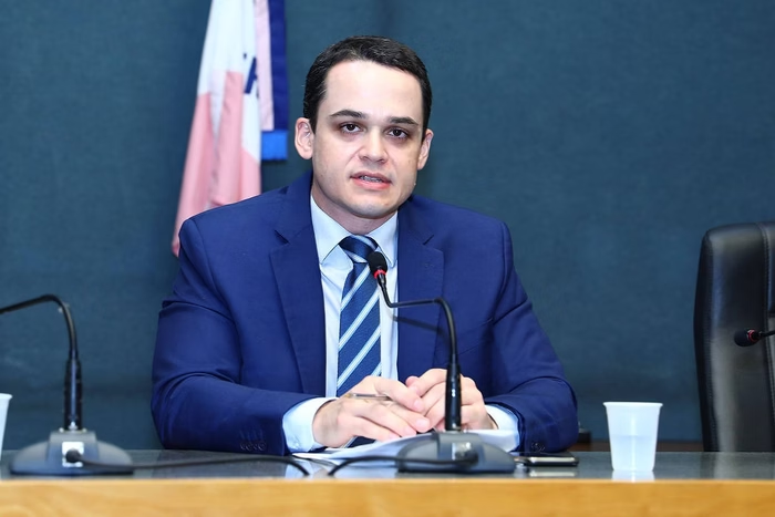 Prefeito de Vitória apanha, perde celular e cai em Carnaval Prefeito de Vitória apanha, perde celular e cai em Carnaval