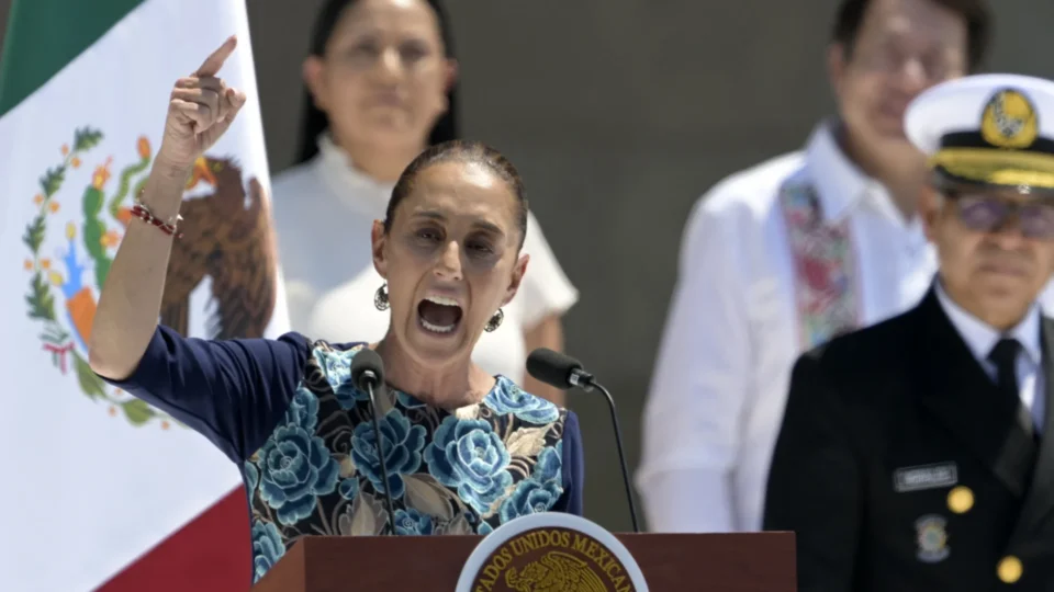 Após ataques de Trump, mexicanos atendem Sheinbaum e fazem ato em defesa da soberania Após ataques de Trump, mexicanos atendem Sheinbaum e fazem ato em defesa da soberania