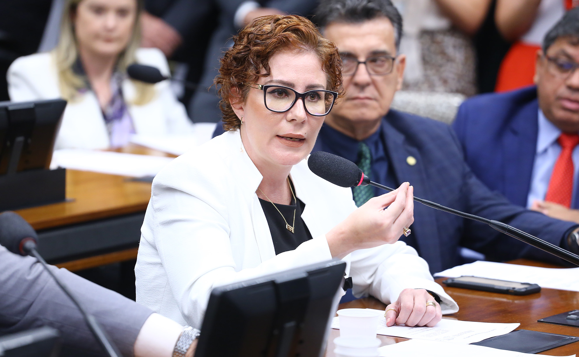 STF forma maioria para cassar Carla Zambelli por porte ilegal de arma