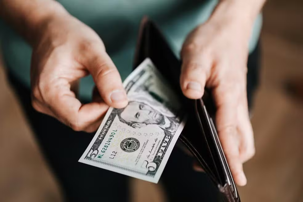 Dólar desaba e bate R$ 5,84 após recuo de Trump em seu ‘tarifaço’; Ibovespa dispara quase 3%