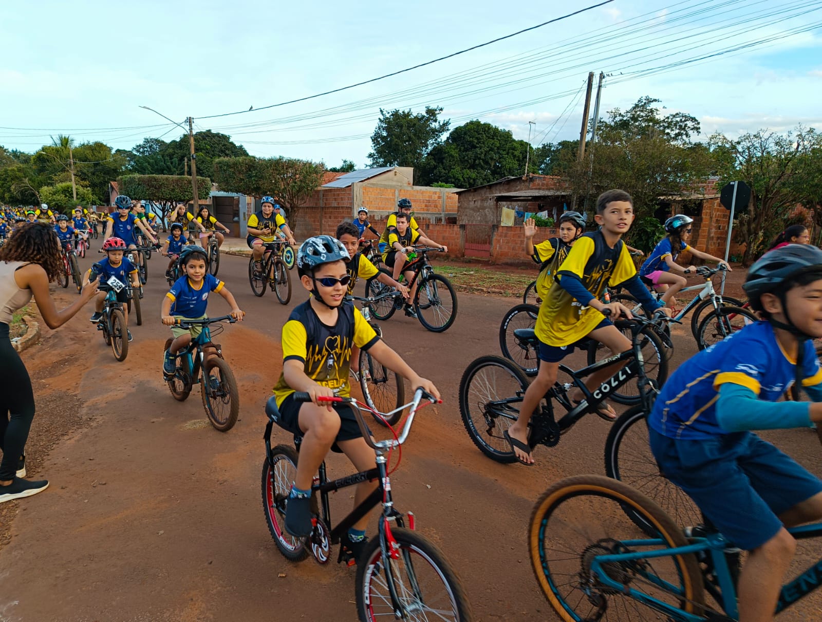 MAIO AMARELO: EDUCAÇÃO NO TRÂNSITO E CONSCIENTIZAÇÃO ABRILHANTAM PASSEIO CICLÍSTICO