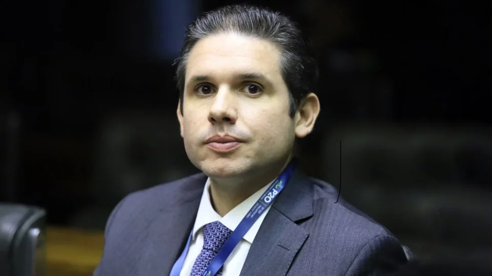 MORDOMIA: Hugo Motta propõe que deputados possam acumular aposentadoria e salário