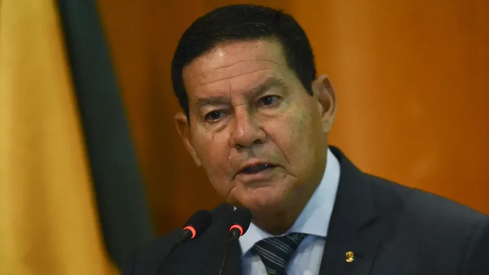 Mourão reage a Trump e diz que Bolsonaro é caso interno: ‘Não venha meter o bedelho’ Mourão reage a Trump e diz que Bolsonaro é caso interno: ‘Não venha meter o bedelho’