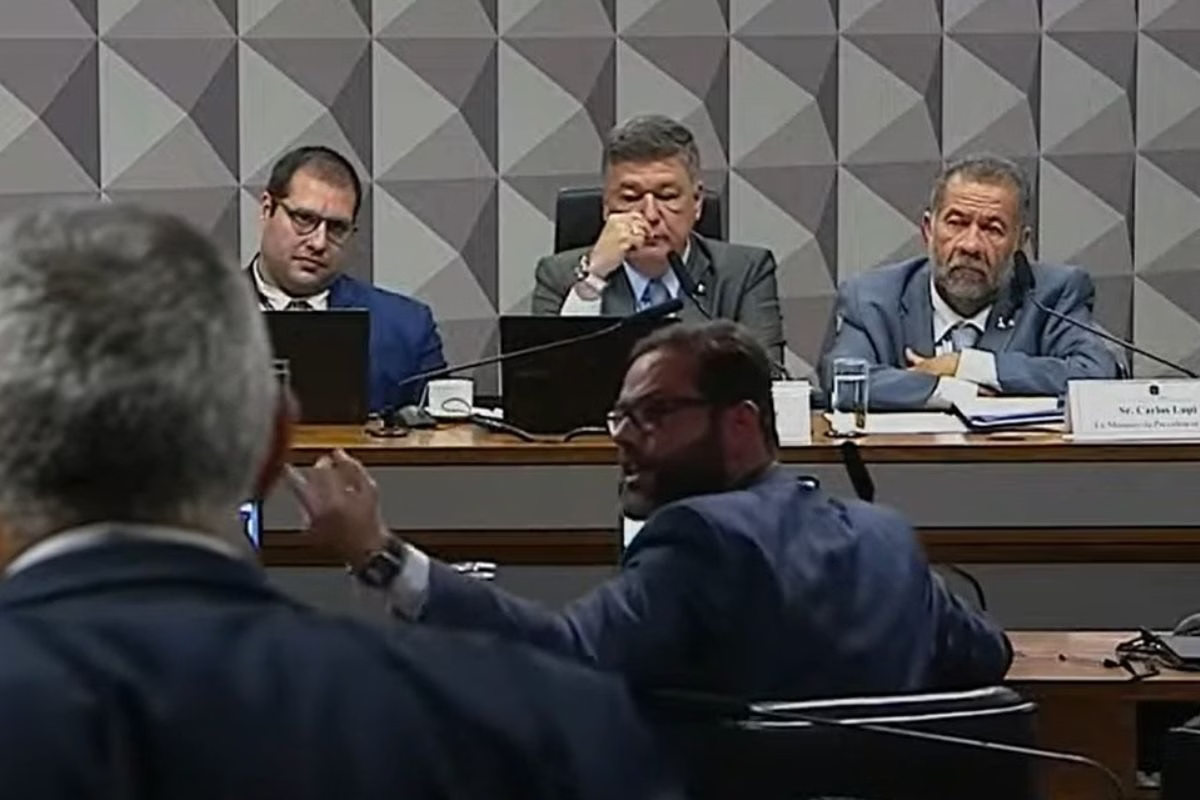 CPMI do INSS: senador manda deputado “se foder” e mostra dedo do meio CPMI do INSS: senador manda deputado “se foder” e mostra dedo do meio