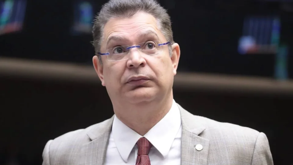 Sóstenes trava isenção do IR na Câmara com anistia; governo e Senado reagem com plano B Sóstenes trava isenção do IR na Câmara com anistia; governo e Senado reagem com plano B