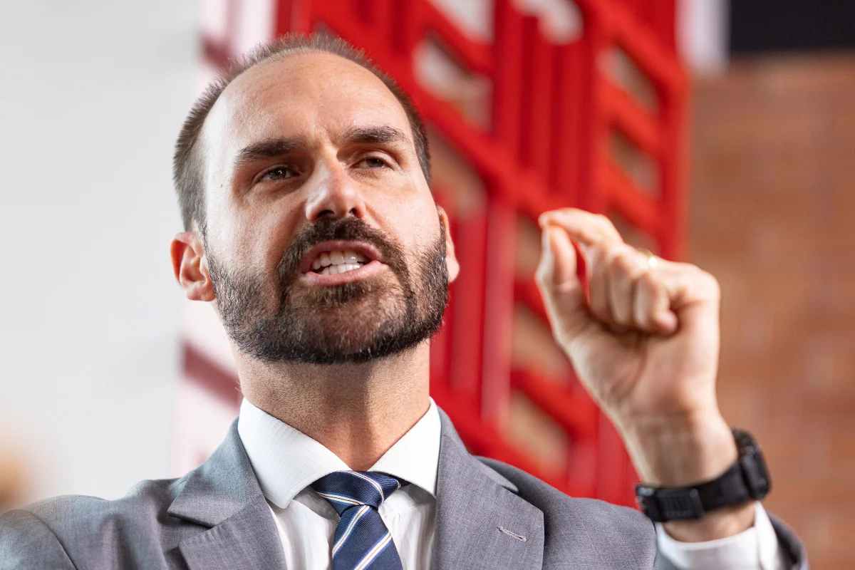 Eduardo Bolsonaro faltou a mais de 70% das sessões da Câmara este ano Eduardo Bolsonaro faltou a mais de 70% das sessões da Câmara este ano