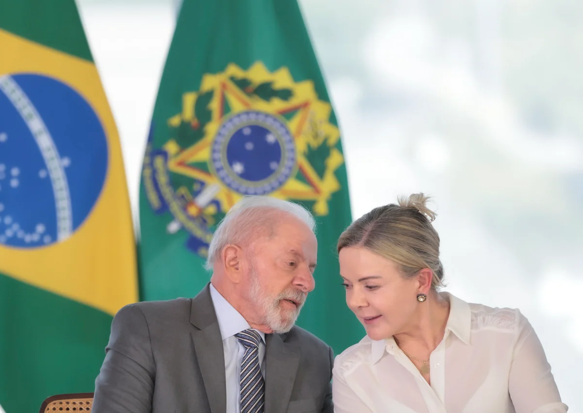 Com aval de Lula, Gleisi anuncia corte de cargos do Centrão Com aval de Lula, Gleisi anuncia corte de cargos do Centrão
