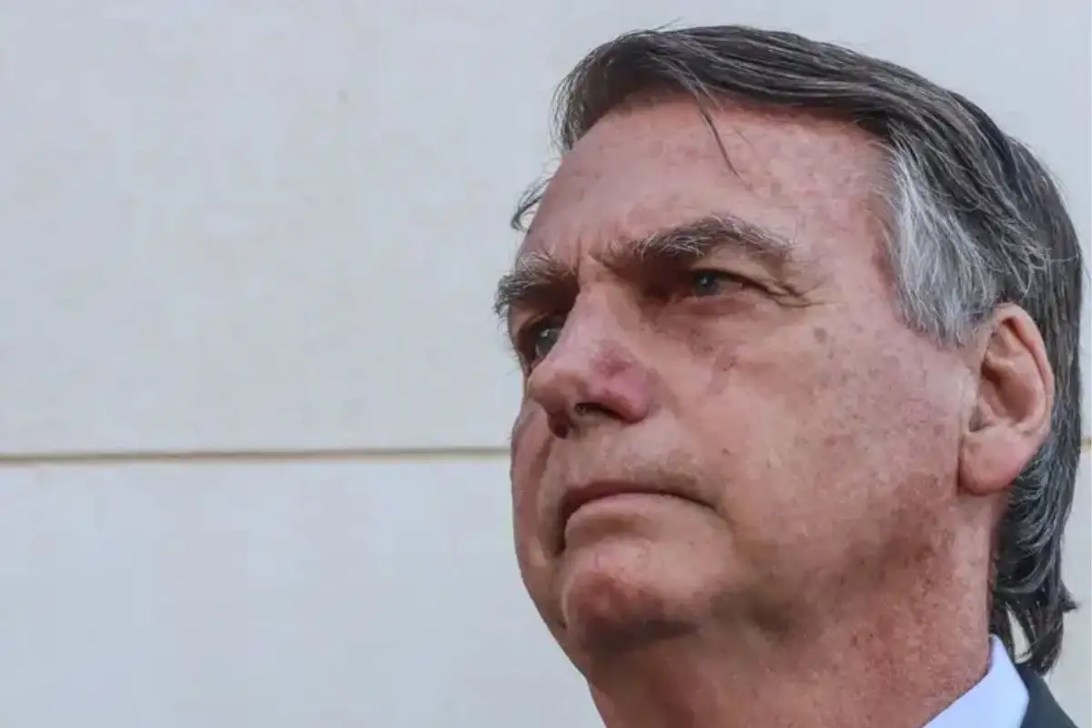 PL suspende funções e salário de Jair Bolsonaro após perda de direitos políticos