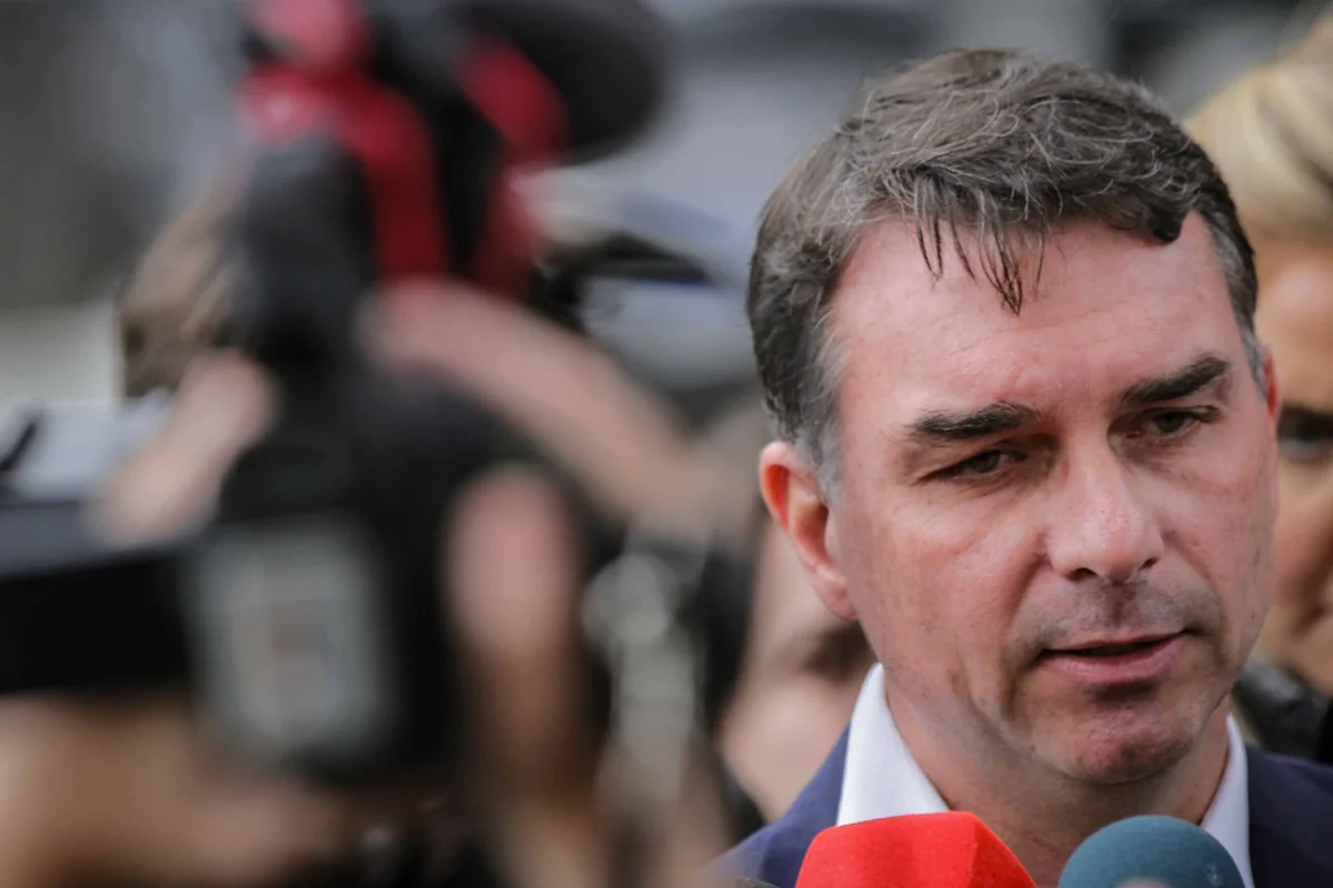Flávio se manifesta sobre suspensão do salário de Bolsonaro pelo PL
