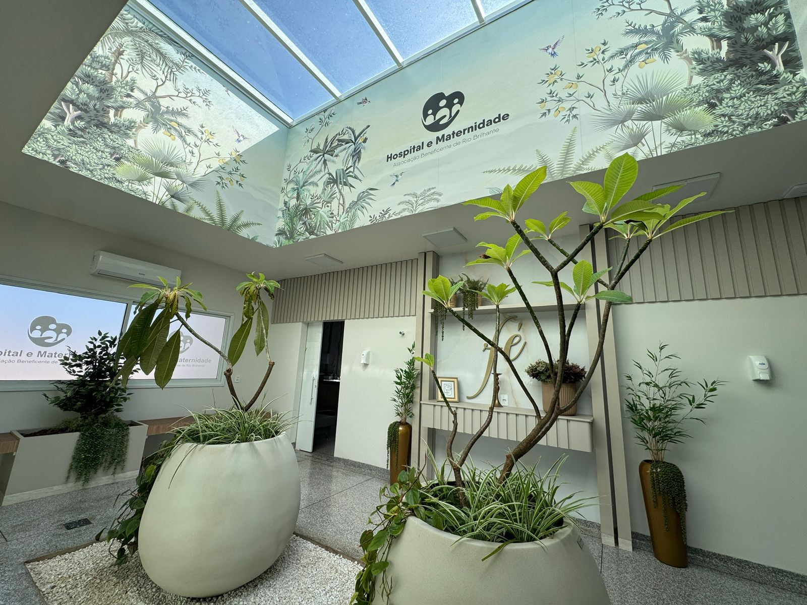 Hospital de Rio Brilhante recebe R$ 1 milhão para novos equipamentos e avança na modernização da estrutura Hospital de Rio Brilhante recebe R$ 1 milhão para novos equipamentos e avança na modernização da estrutura