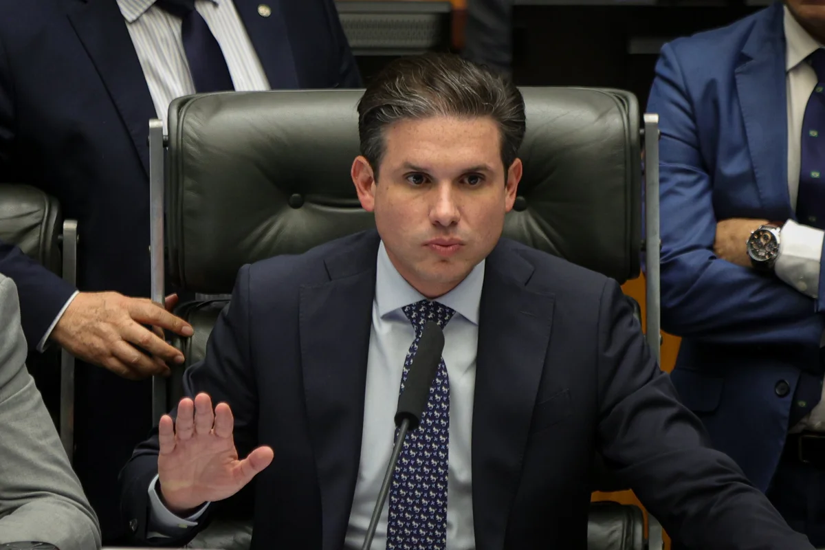 Rachadinha: Justiça avança contra chefe de gabinete de Hugo Motta