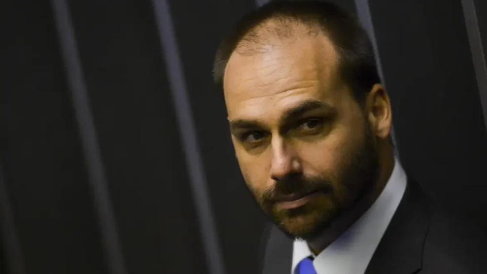 Câmara anula passaporte diplomático de Eduardo Bolsonaro após perda de mandato