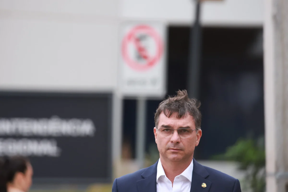 Bolsonaro escolhe Flávio e cria dilema para Caiado, Ratinho Jr. e Zema