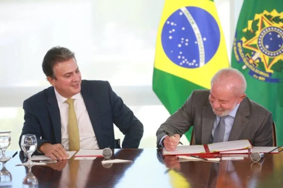 Lula assina MP com reajuste de 5,40% no piso salarial de professores