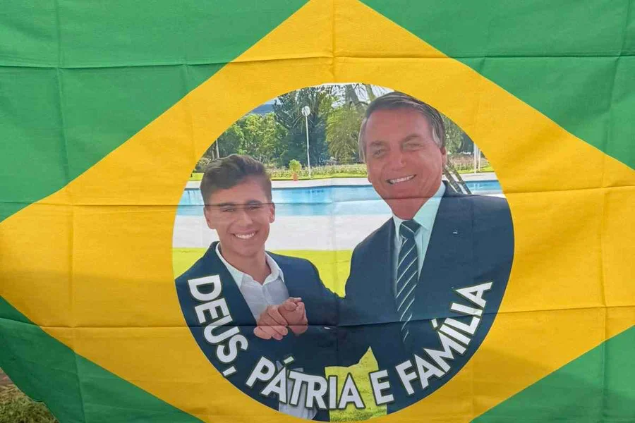 Patriotas vão à praça onde bandeira de Bolsonaro e Nikolas custa R$ 50