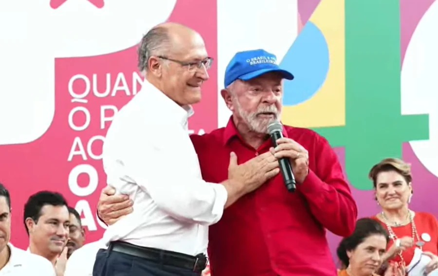 Lula diz que eleição será guerra: “Não tem mais Lulinha paz e amor” Lula diz que eleição será guerra: “Não tem mais Lulinha paz e amor”