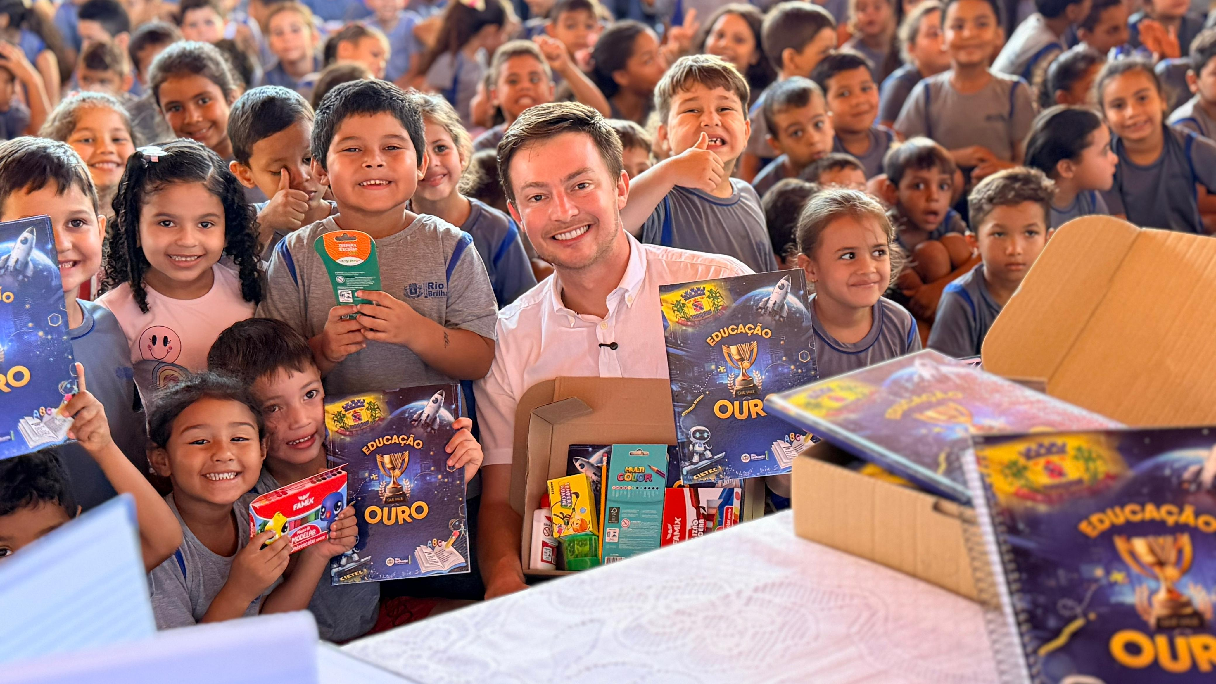 PREFEITO LUCAS FORONI REALIZA ENTREGA DOS KITS ESCOLARES PREFEITO LUCAS FORONI REALIZA ENTREGA DOS KITS ESCOLARES