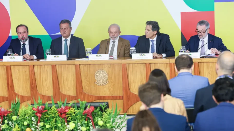 Lula zera PIS e Cofins sobre óleo diesel para conter alta dos combustíveis Lula zera PIS e Cofins sobre óleo diesel para conter alta dos combustíveis