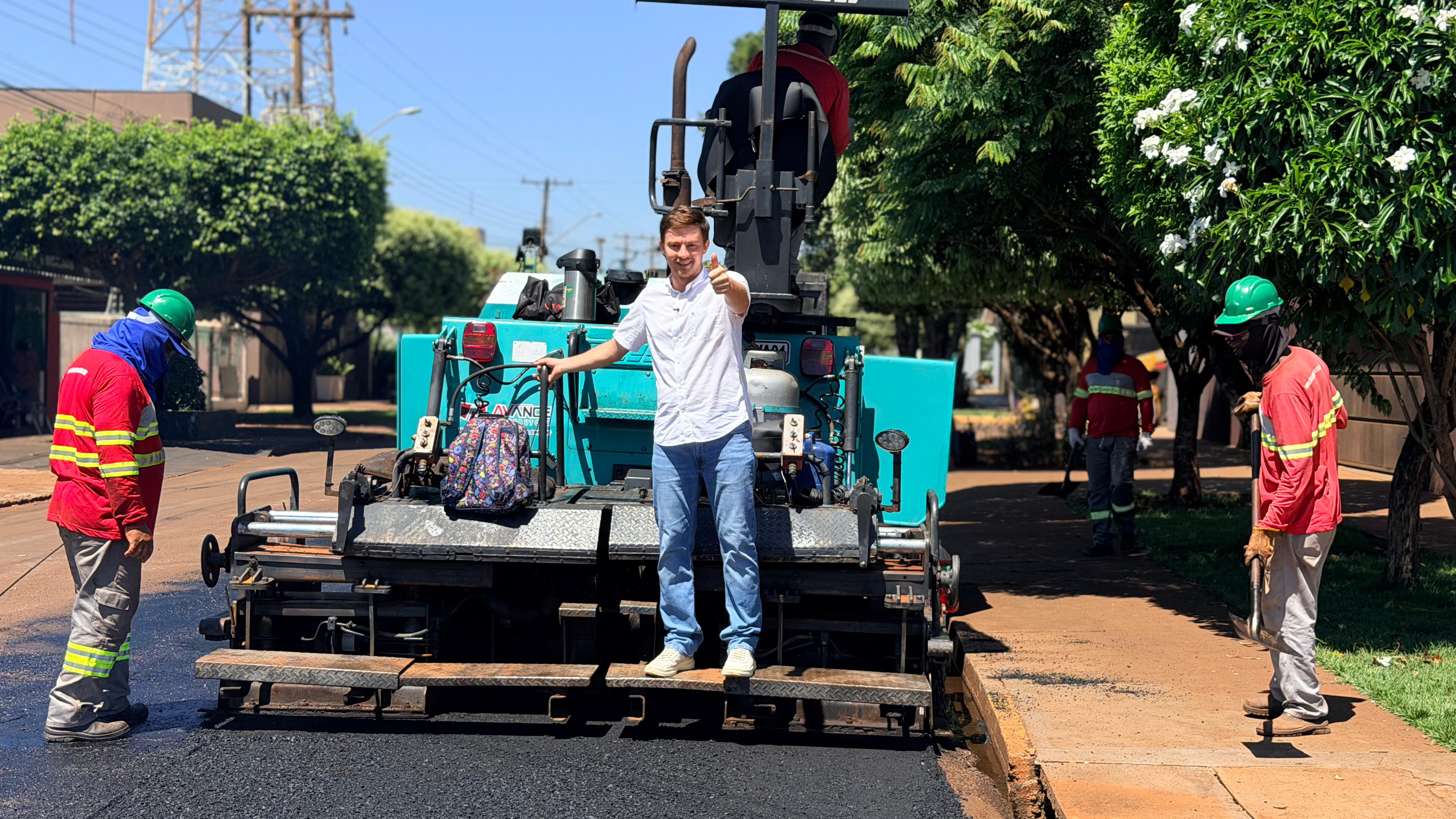 Prefeito Lucas Foroni acompanha os serviços de mais de R$ 3 milhões em recapeamento em Rio Brilhante Prefeito Lucas Foroni acompanha os serviços de mais de R$ 3 milhões em recapeamento em Rio Brilhante