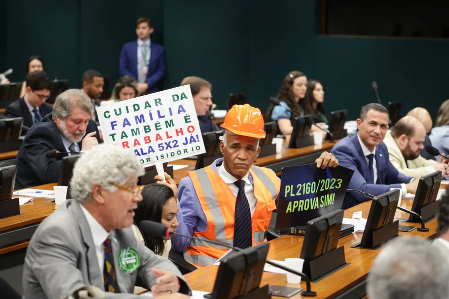 CCJ da Câmara aprova PEC do fim da escala 6×1