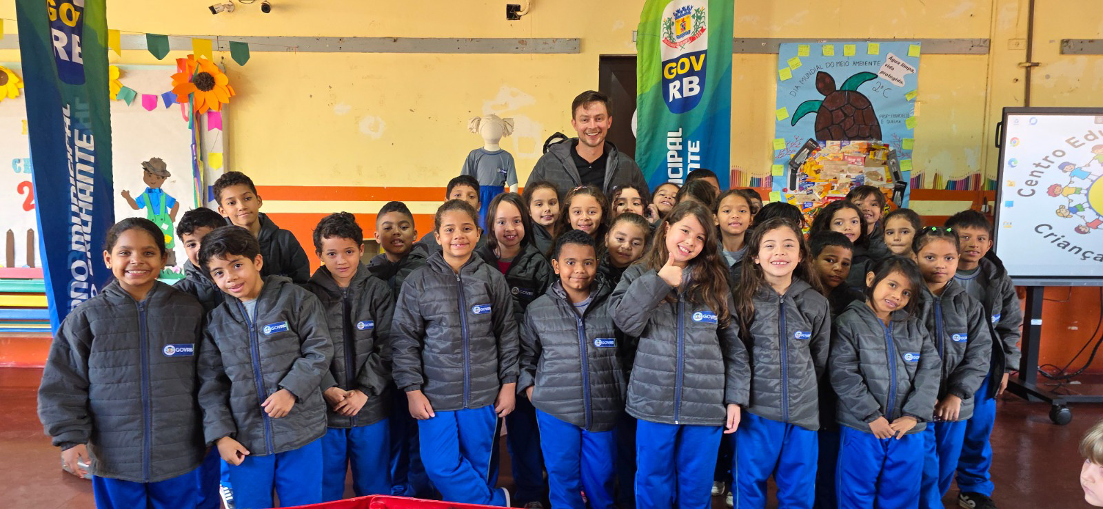 Prefeito Lucas Foroni  entrega mais de 6 mil kits de inverno para estudantes de Rio Brilhante