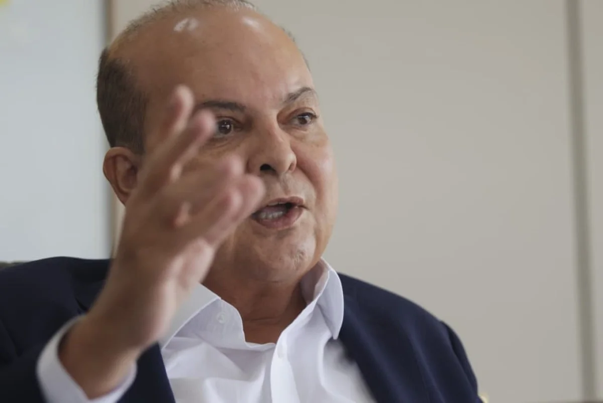 “Idiota com caneta”, diz Ibaneis sobre juiz que derrubou nome de feira