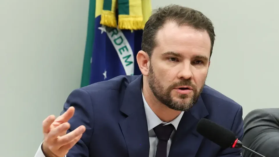 Ministro da Fazenda chama Milei de palhaço e rebate críticas sobre economia brasileira