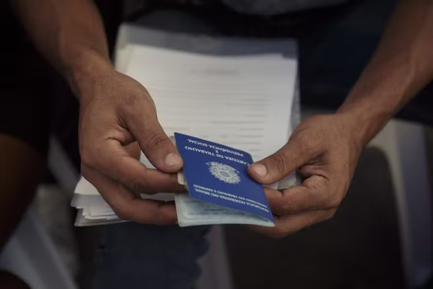 Taxa de desemprego fica em 5,3% em julho, menor da série para o mês, mas renda fica estável, diz IBGE