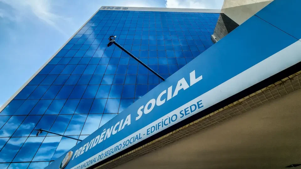 INSS amplia lista de doenças que garantem auxílio ou aposentadoria sem pagamento mínimo