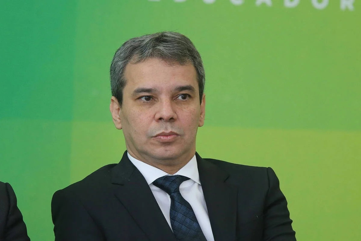  “Não durmo dia nenhum”, diz ministro sobre crise na PF. 